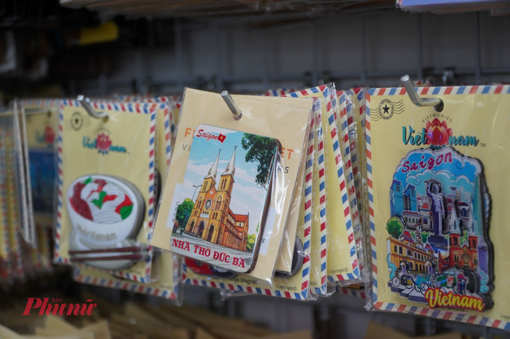 Nhiều món quà lưu niệm mang đậm nét văn hóa Việt Nam được bày bán tại nhà sách