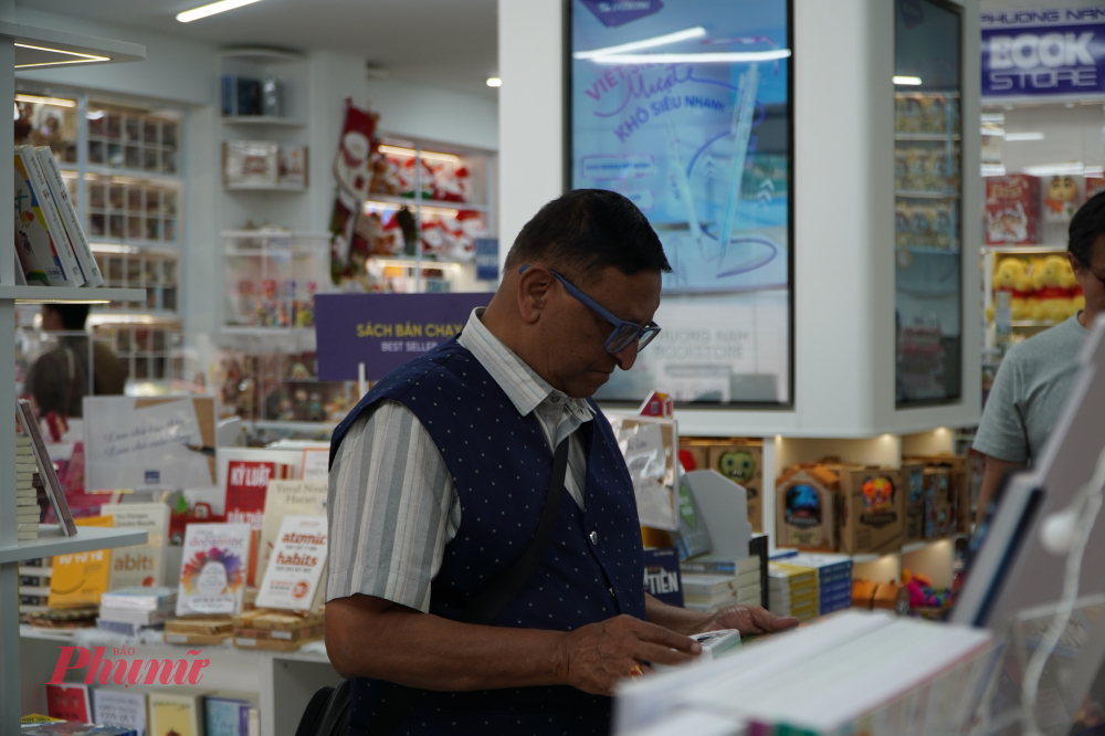 7. Nhà sách cung cấp nhiều đầu sách nước ngoài, tạo điều kiện để độc giả dễ dàng tiếp cận tài liệu quốc tế.