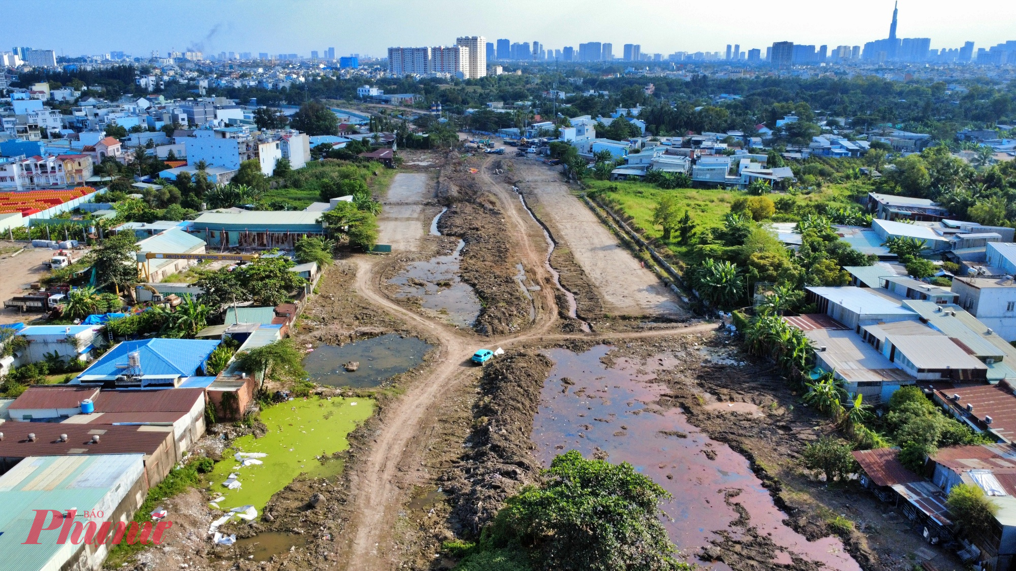 Từ đầu tháng 12, hàng chục máy móc chuyên dụng được huy động để tổng vệ sinh, phát quang cỏ dại, dọn rác, san lấp mặt bằng trên toàn tuyến. 