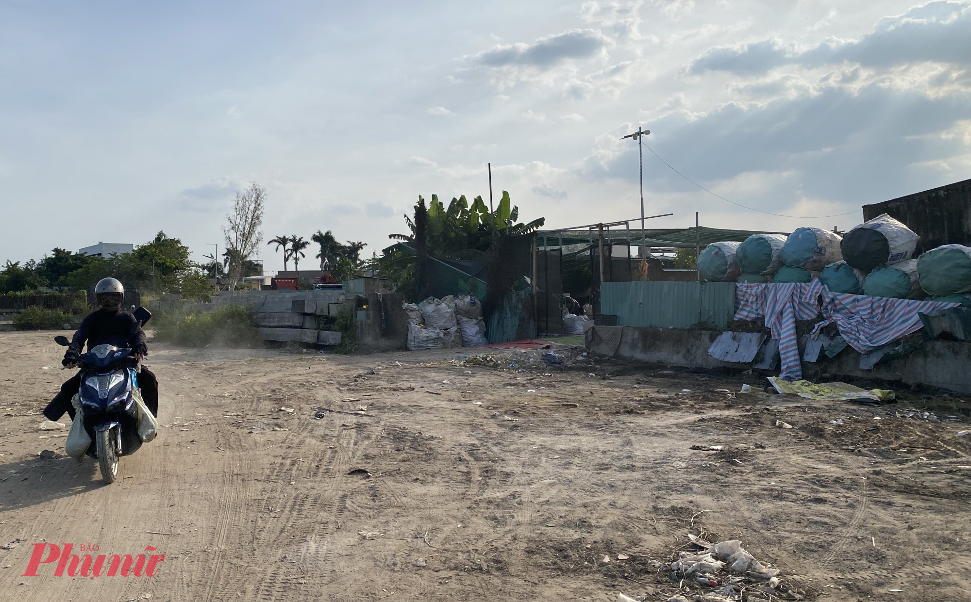 Một vựa ve chai trước đó tập kết trên mặt bằng Vành đai 2 cũng được dọn dẹp sạch sẽ, lùi vào trong.