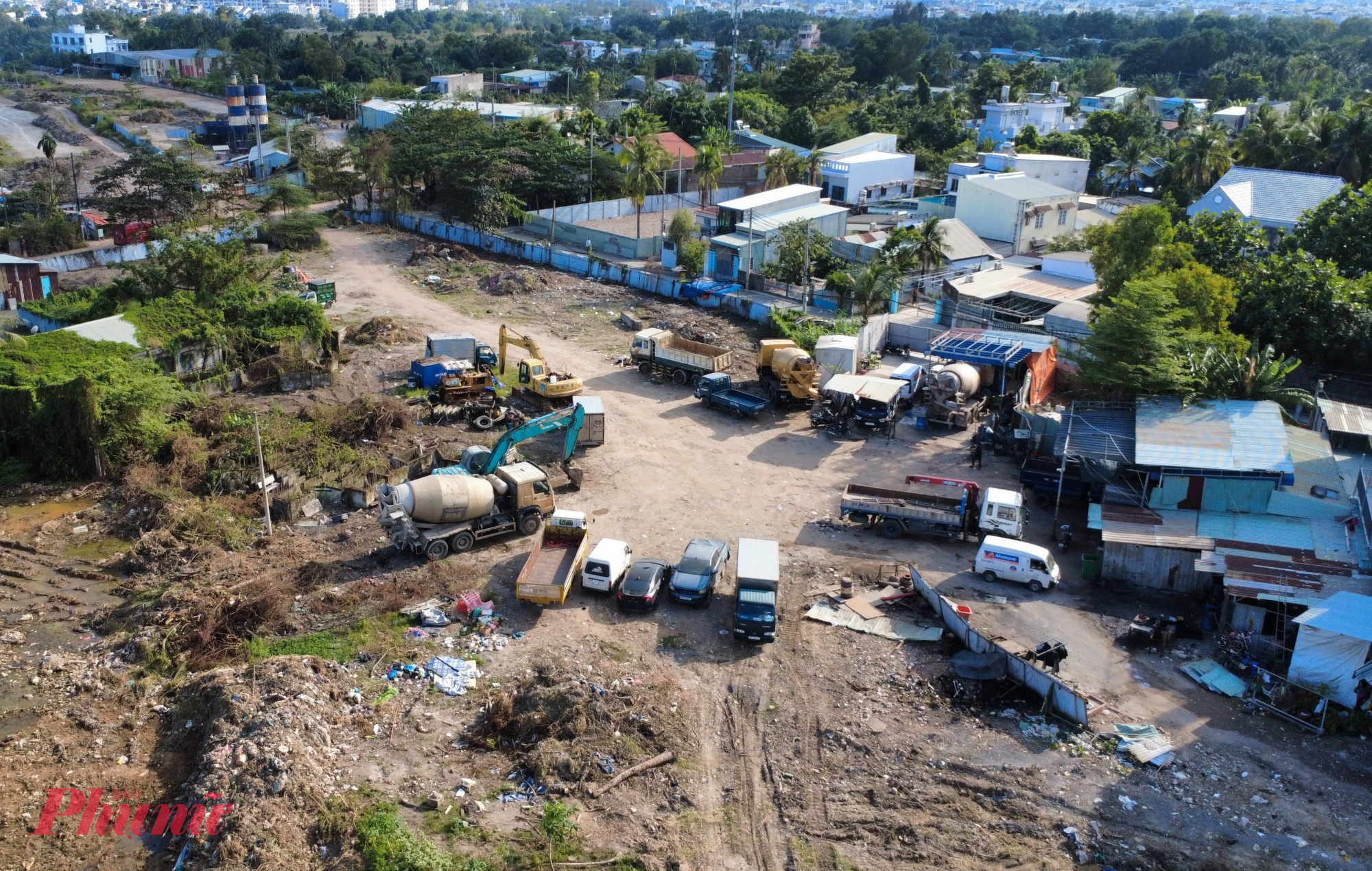 Máy xúc, xe ben liên tục ra vào khu vực thi công, nhà đầu tư đã tập kết thiết bị để chuẩn bị cho ngày khởi công.