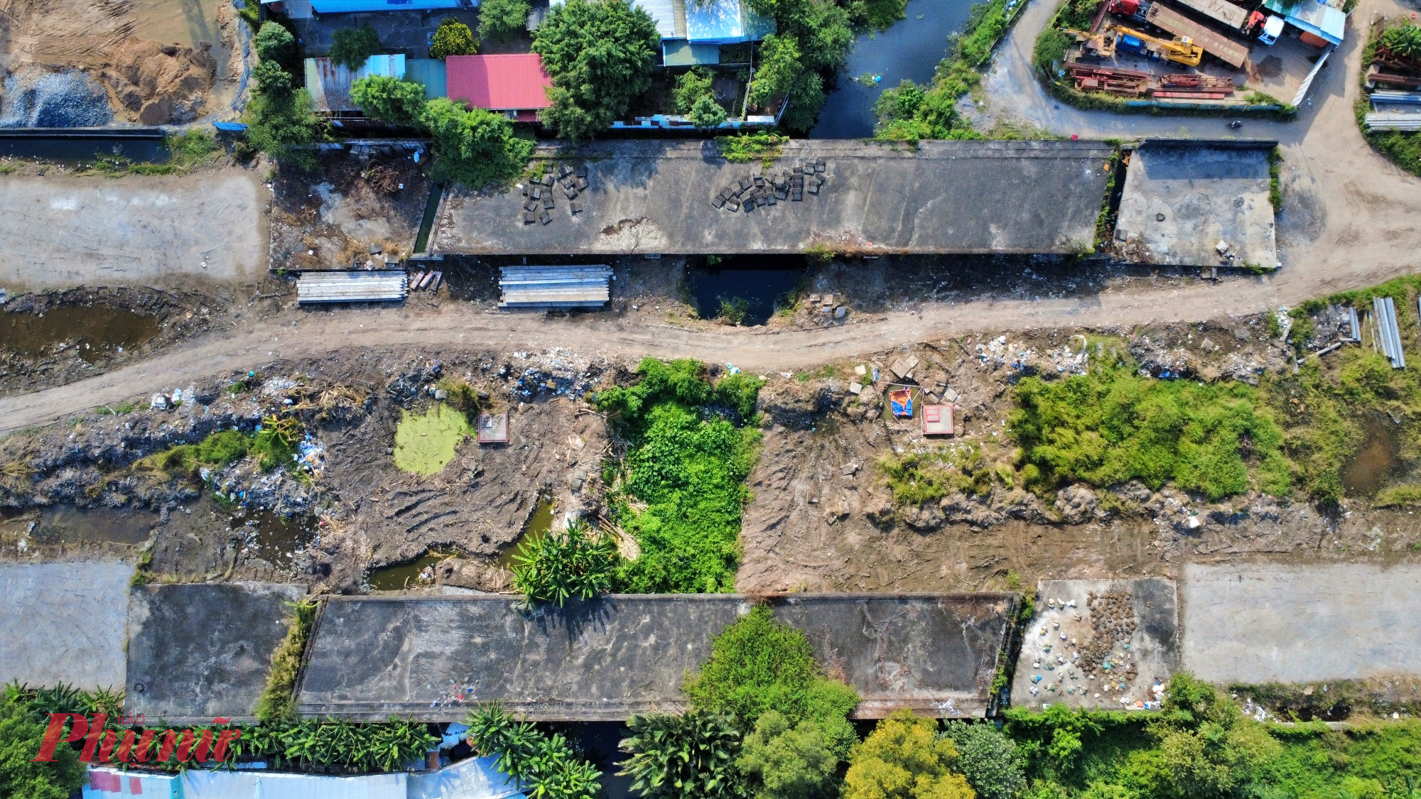 Dù đã thi công được khoảng 44%, đoạn đường rơi vào tình trạng bỏ hoang, trở thành điểm tập kết rác, cỏ dại mọc um tùm, nhiều hạng mục xuống cấp.