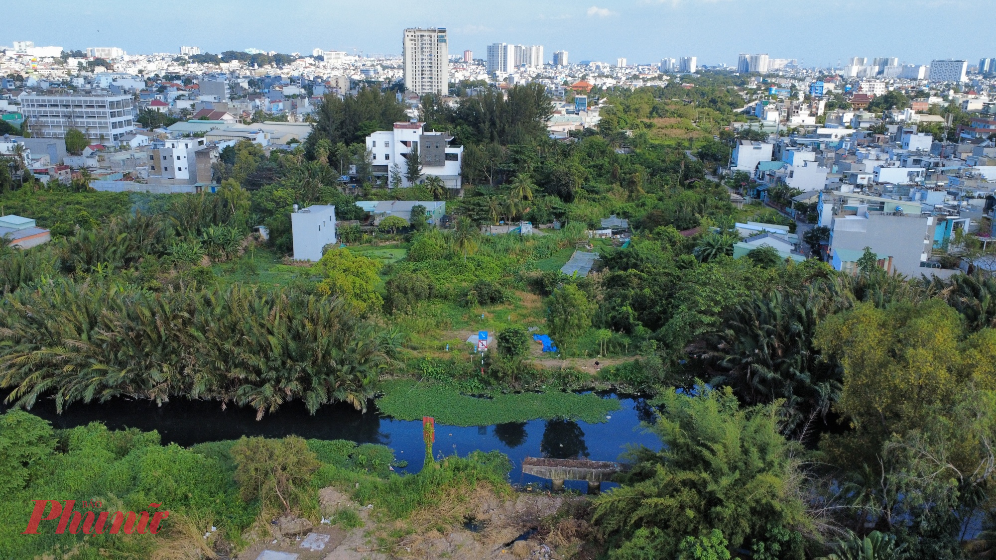 Tuy nhiên đoạn từ rạch Gò Dưa đến đường Phạm Văn Đồng vẫn chưa được dọn mặt bằng.