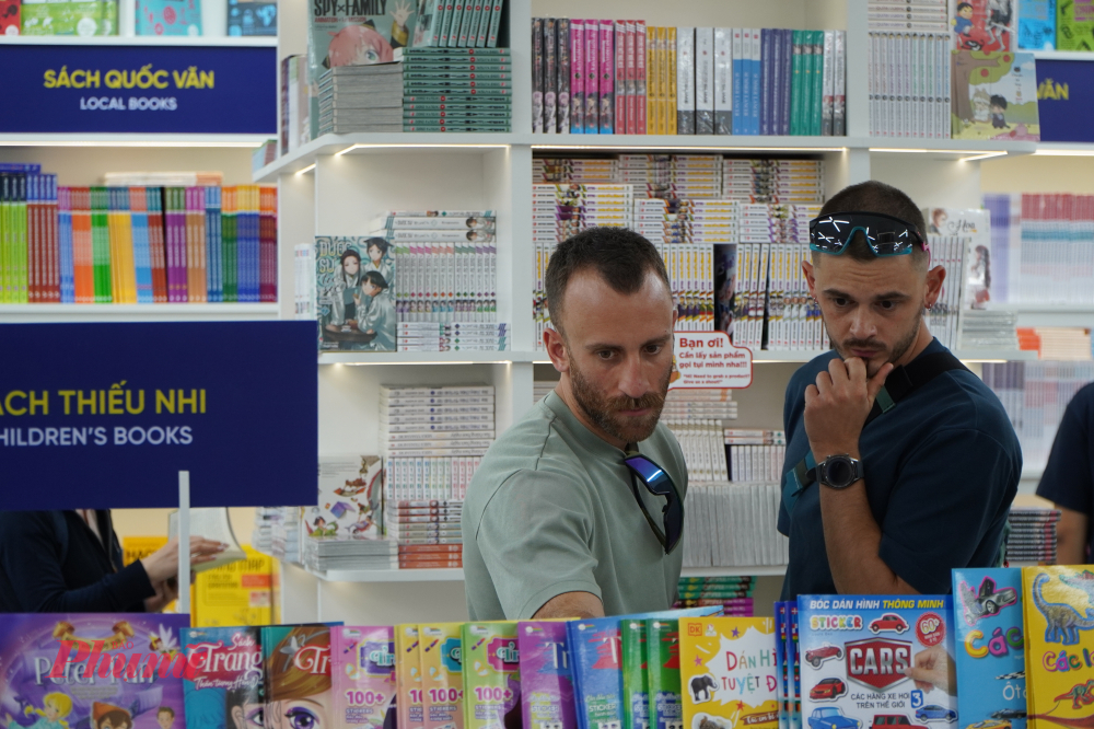 Nhiều du khách nước ngoài ghé trải nghiệm khi dạo phố Nguyễn Huệ.