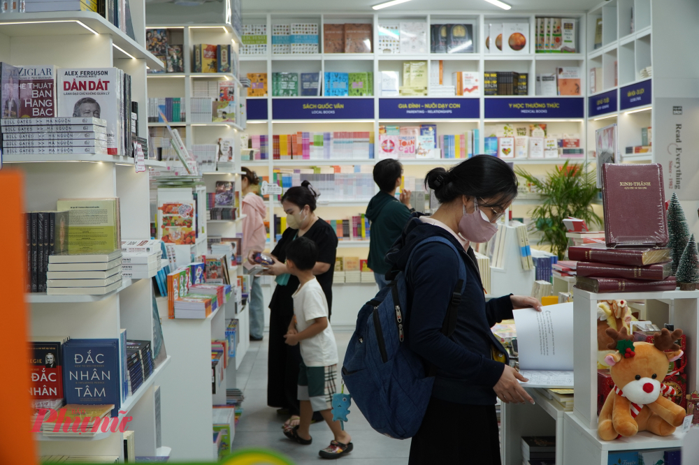 Nhiều độc giả ghé đến nhà sách 