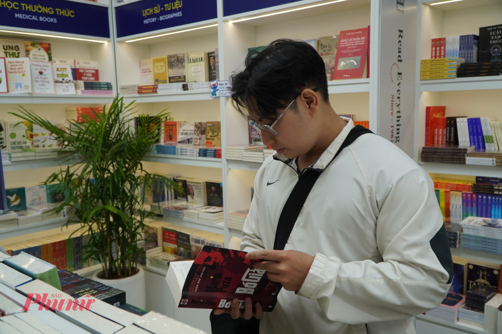 Nhiều khách tỏ ra bất ngờ và thích thú khi biết nhà sách hoạt động liên tục 24/24.