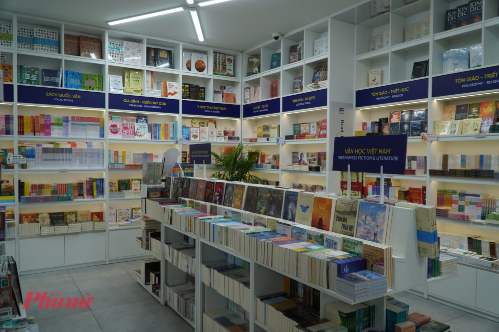 Không gian bên trong được bố trí hiện đại, sáng và thoáng.