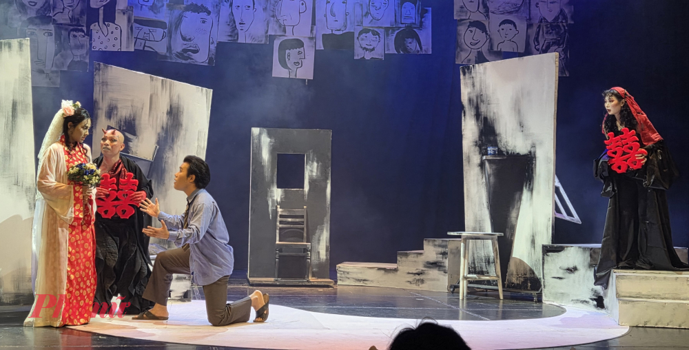 Gia đình gồm 6 người đàn ông xáo trộn từ khi Cấn cưới vợ