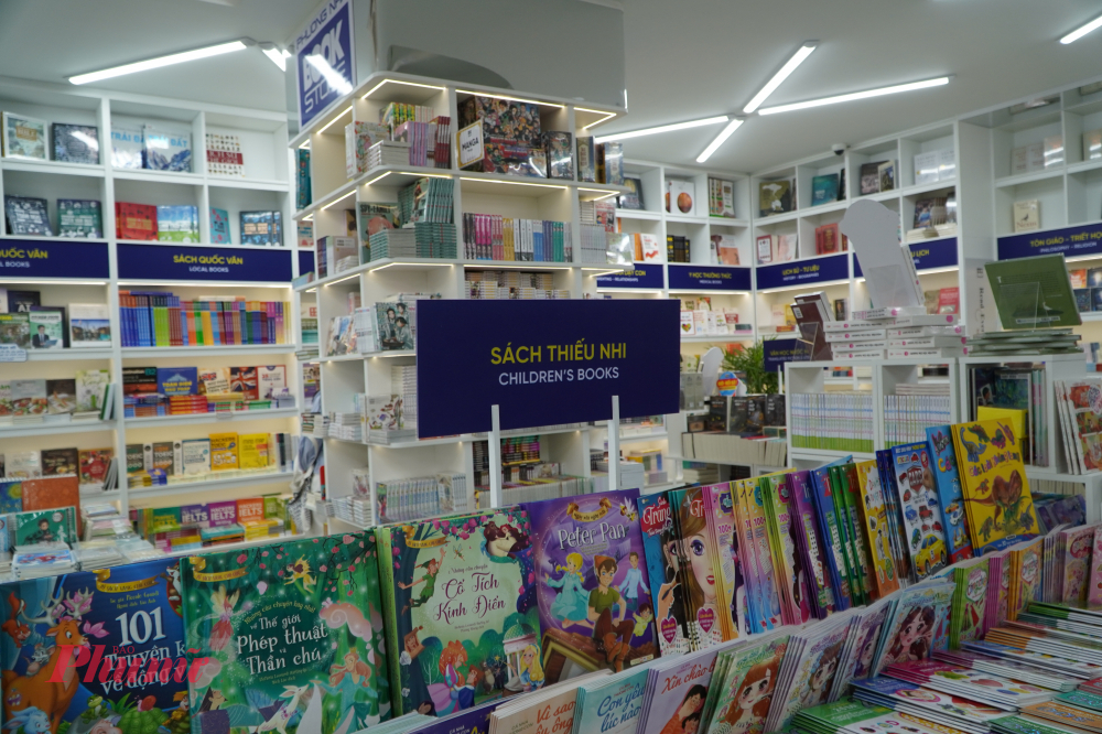 Quầy sách thiếu nhi được bố trí thấp, thuận tiện cho trẻ em