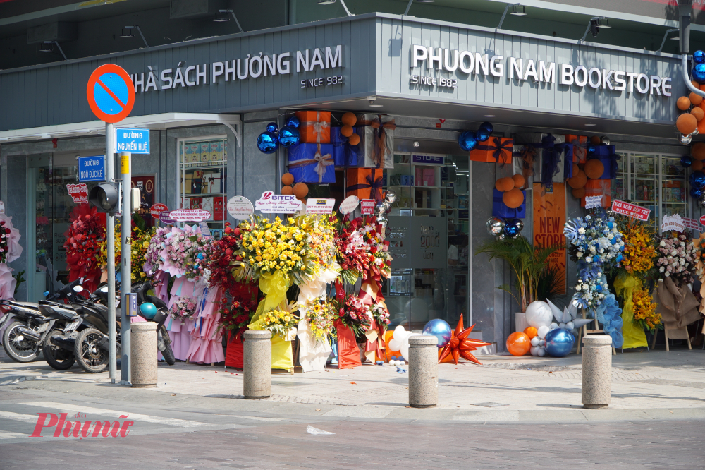 Nhà sách toạ lạc tại vị trí đắc địa 