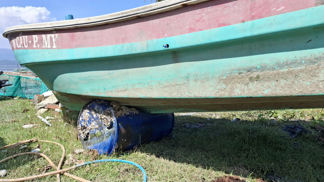 Cấp cứu” ghe kịp thời ra biển, đây là nguồn thu nhập nuôi sống gia đình- Ảnh: Mạnh Hoài Nam