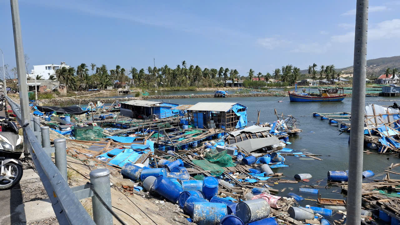 Lồng bè trên đầm Cù Mông thành “đống rác” tiền tỉ-Ảnh: Mạnh Hoài Nam