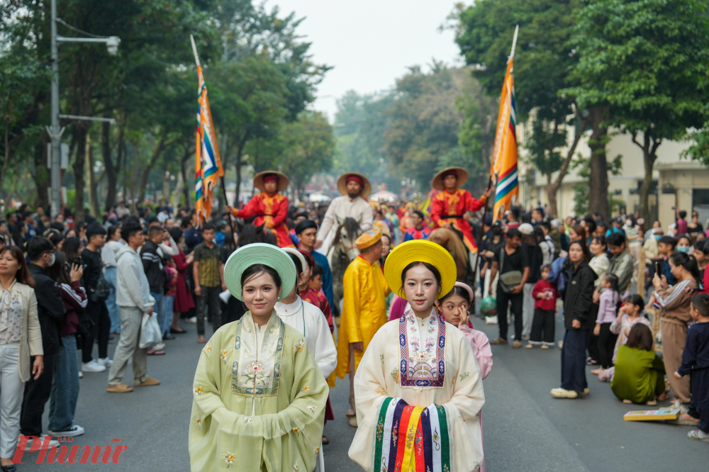Đoàn rước quy tụ đông đảo cộng đồng yêu Việt phục và các nhóm nghiên cứu, thực hành văn hóa, tạo nên một không gian giao thoa giữa nét xưa và nhịp sống hiện đại, góp phần lan tỏa những giá trị văn hóa lâu đời.