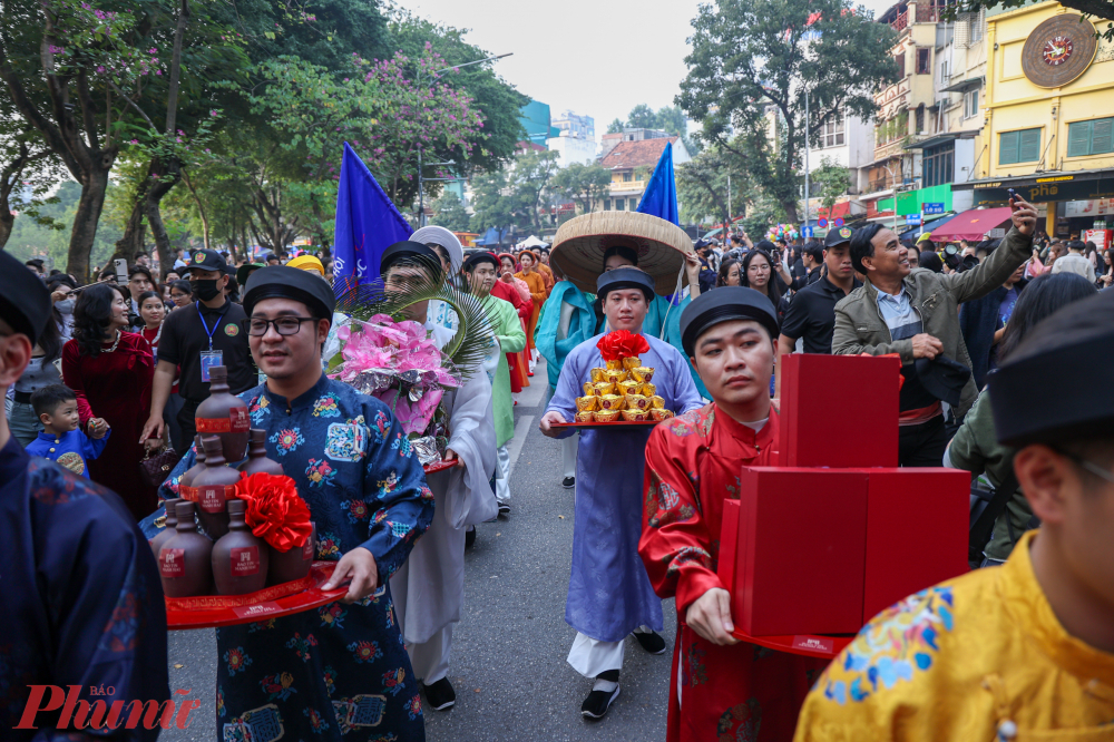 Hàng nghìn người dân và du khách đã có mặt để chiêm ngưỡng các bộ Việt phục lộng lẫy và không gian được dàn dựng công phu, tái hiện một phần ký ức văn hóa cưới hỏi của cha ông ngày trước.