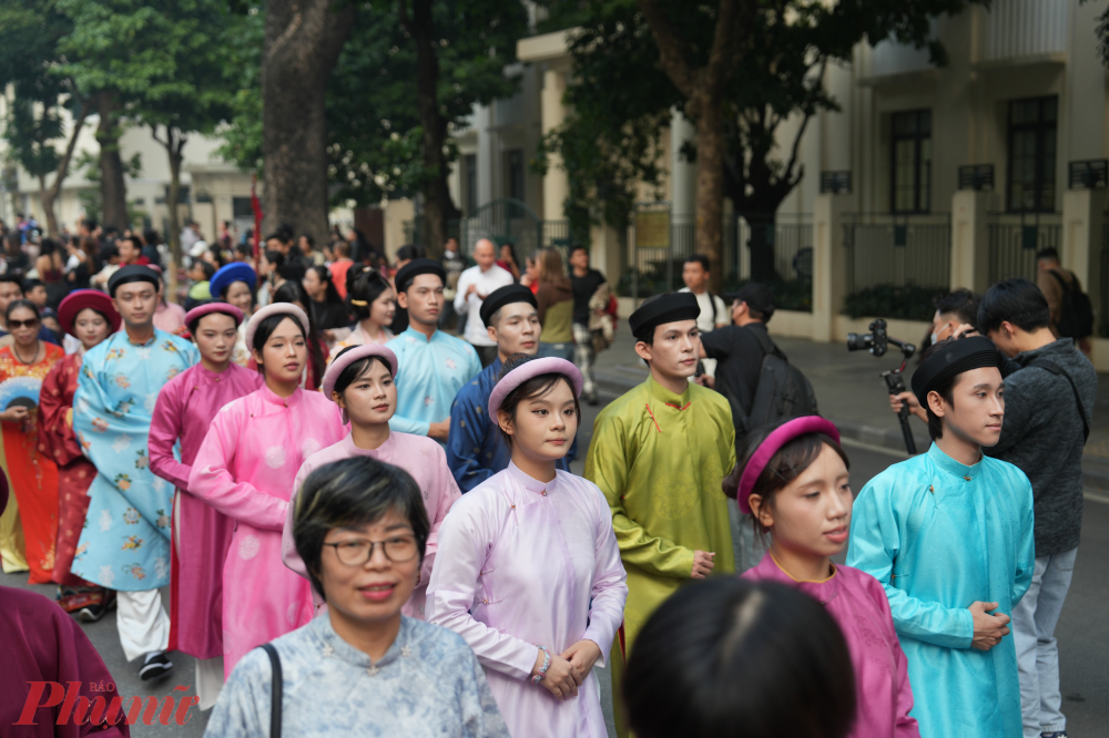 Đoàn rước quy tụ đông đảo cộng đồng yêu Việt phục, các nhóm nghiên cứu - thực hành văn hóa, cùng các cặp đôi đăng ký tham gia, góp phần lan tỏa mạnh mẽ hơn các giá trị văn hóa bản địa.