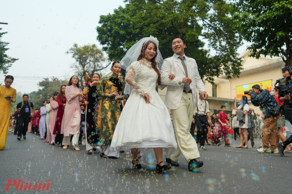 Tại khu vực trước Sở Văn hóa và Thể thao Hà Nội (47 Hàng Dầu), hoạt cảnh tái hiện đám cưới Việt thập niên 90 đem lại cảm giác gần gũi và hoài niệm, gợi nhớ những hình ảnh thân thuộc từng in sâu trong ký ức của nhiều thế hệ.