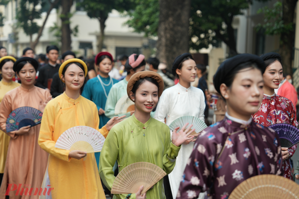 Đoàn rước quy tụ đông đảo cộng đồng yêu Việt phục và các nhóm nghiên cứu, thực hành văn hóa, tạo nên một không gian giao thoa giữa nét xưa và nhịp sống hiện đại, góp phần lan tỏa những giá trị văn hóa lâu đời.