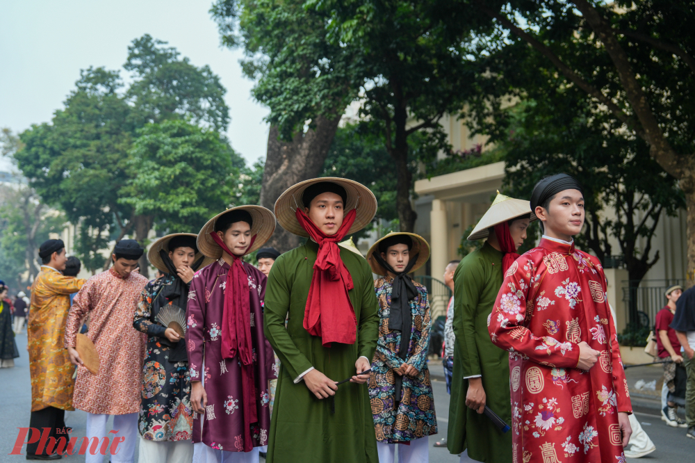 Mỗi hoạt cảnh khắc họa khoảnh khắc thiêng liêng của lễ cưới Việt qua từng thời kỳ, đặc biệt là sự trang trọng của hỷ lễ Nguyễn triều, góp phần làm nổi bật chiều sâu văn hóa của nghi lễ cưới hỏi truyền thống.