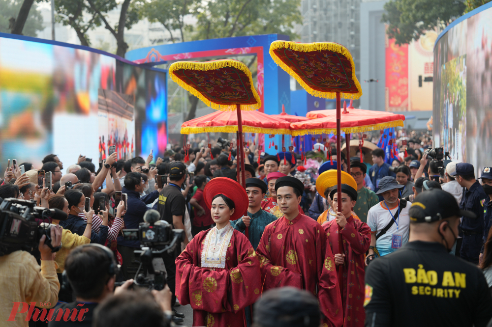 Đoàn rước đã tái hiện hình ảnh quan viên, gia tộc cùng tân lang – tân nương trong nhịp rước lễ trang nghiêm, cùng với các lễ phẩm và biểu tượng cát tường, mô phỏng đúng nghi lễ thời Nguyễn.