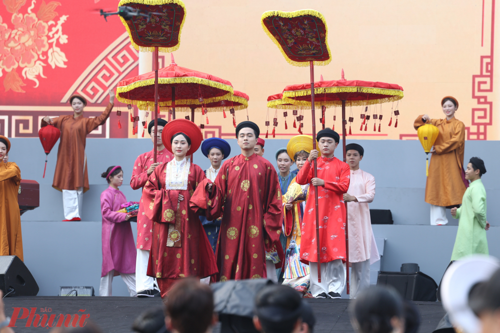 Trong khuôn khổ Ngày hội Việt Nam hạnh phúc – Vietnam Happy Fest 2025, lễ diễu hành Việt phục chủ đề “Bách hoa hỷ sự” đã diễn ra chiều 7/12/2025 tại khu vực phố đi bộ Hồ Hoàn Kiếm (Hà Nội), thu hút khoảng 800 người tham gia.