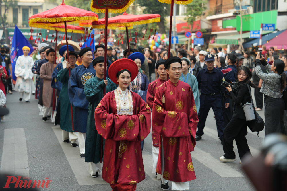 một khung cảnh hỷ lễ trang trọng với sắc phục truyền thống và nhịp lễ đặc trưng của triều Nguyễn đã được tái hiện một cách chi tiết, đưa người xem đắm chìm vào không khí ngày vui xưa.