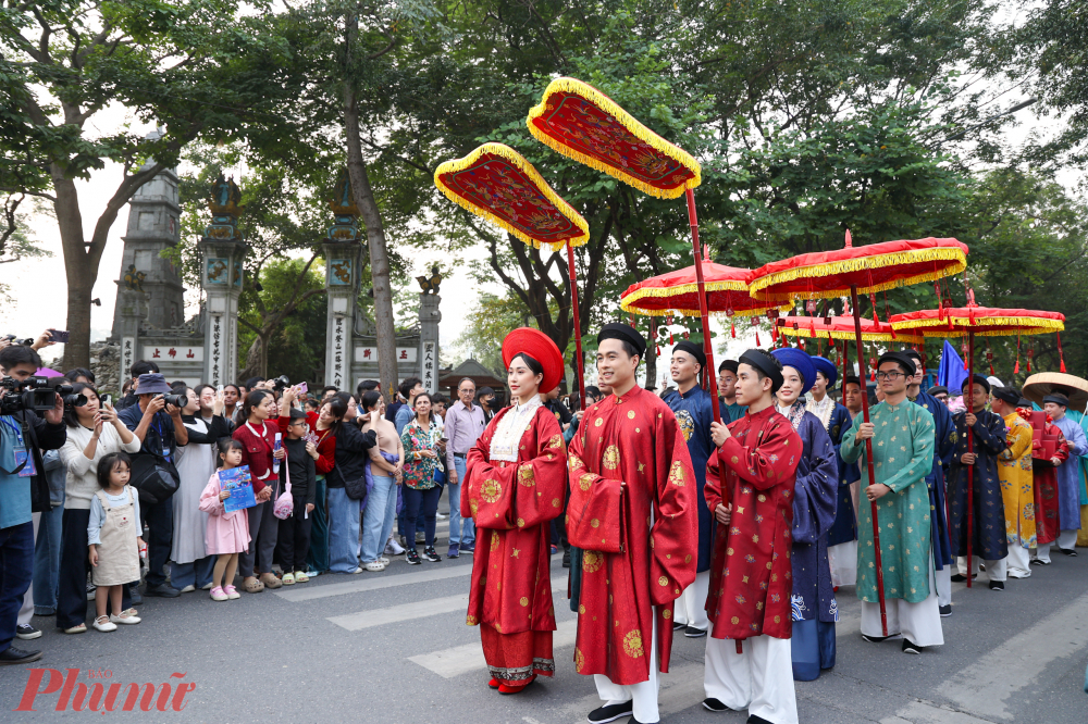Lễ hội được thiết kế với lộ trình 3 trạm dừng đặc sắc, dẫn dắt người tham dự bước vào không gian trải nghiệm hành trình hỷ sự, trong đó nổi bật là việc tái hiện không gian hỷ lễ thời Nguyễn tại Quảng trường Đông Kinh Nghĩa Thục.