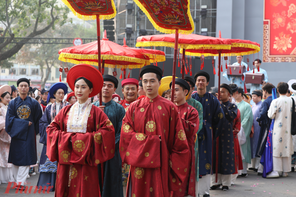 Điểm nhấn đặc biệt của “Bách hoa hỷ sự” chính là việc tái hiện các nghi lễ và nét đẹp văn hóa cưới hỏi qua nhiều thời kỳ, đặc biệt là hỷ lễ thời Nguyễn với sự trang trọng và quy củ đặc trưng.