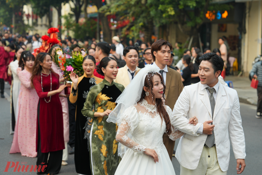 Những nghi thức quen thuộc từng xuất hiện trong đời sống cưới hỏi truyền thống được trình diễn như những thước phim sống động, nay xuất hiện giữa phố phường hiện đại, tạo nên cảm giác vừa hoài niệm, vừa đầy mới mẻ.