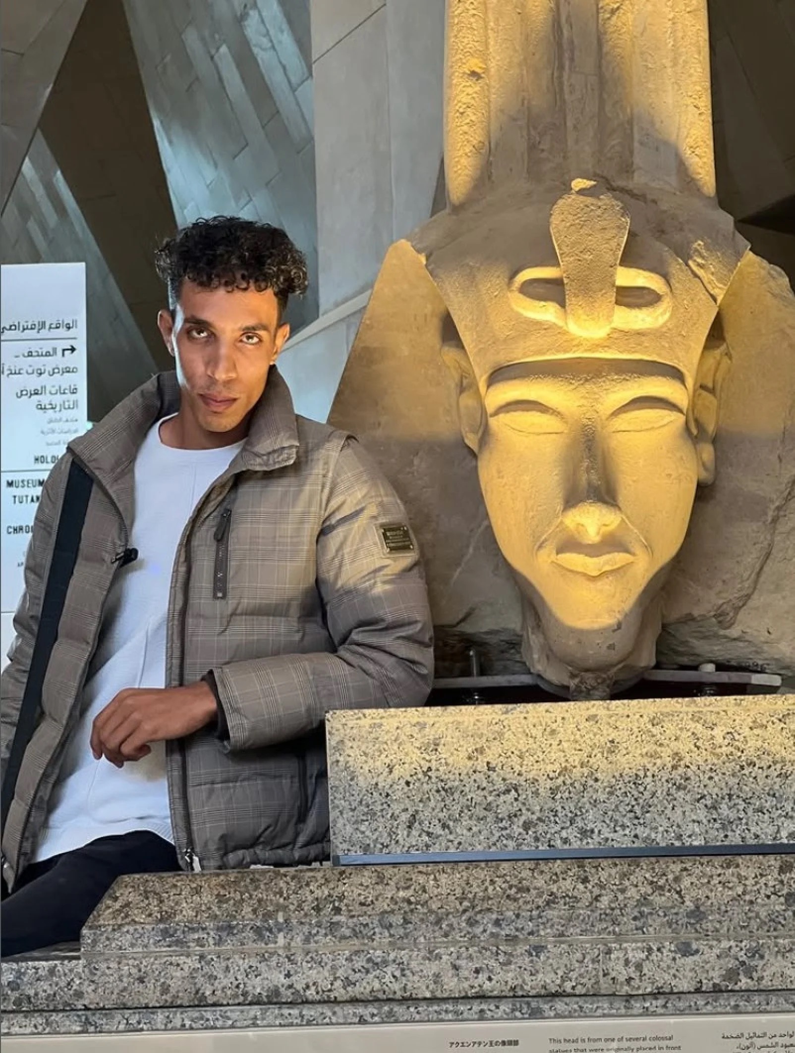 Bức ảnh Mohamed chụp cùng tượng Pharaoh Akhenaten tại Đại bảo tàng Ai Cập gây chú ý trên mạng xã hội. - Ảnh: Youssef Mohamed