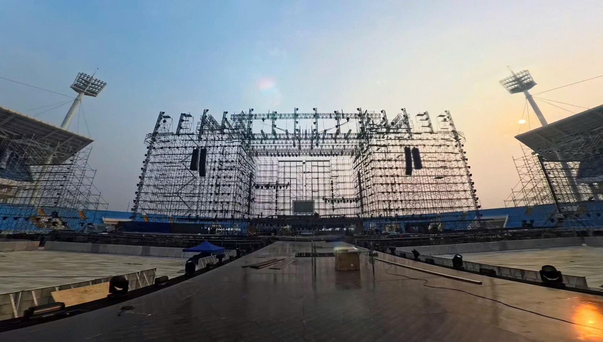 Sân khấu khủng của See The Light 