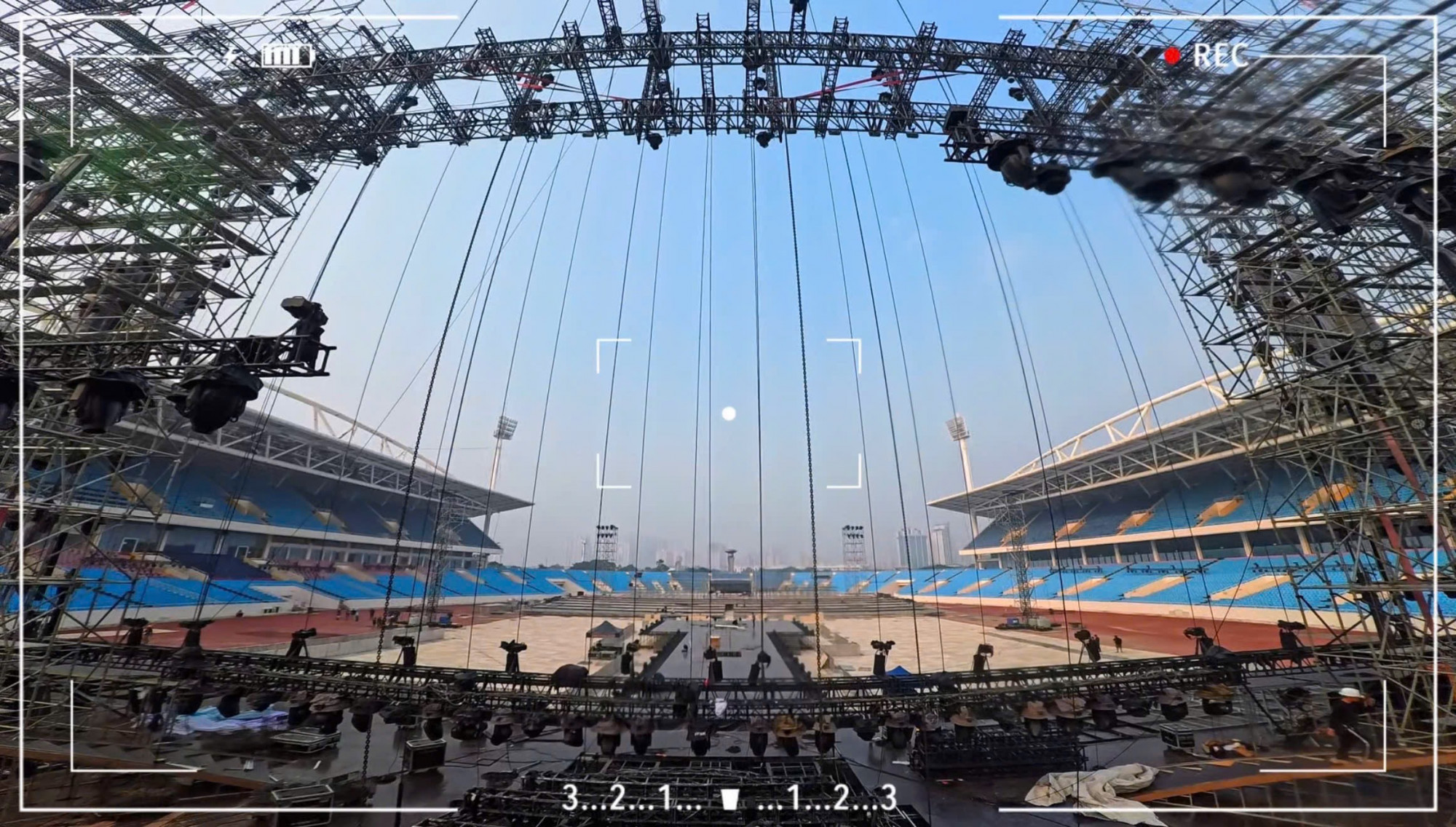 Ngoài màn hình LED cỡ đại, sân khấu còn có đường catwalk dài 40m, kéo sát đến khu vực khán giả ngồi.