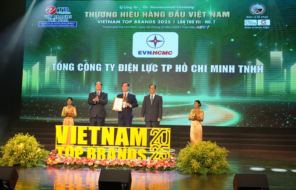 Ông Nguyễn Thanh Nhã - Phó tổng giám đốc EVNHCMC đại diện lãnh đạo EVNHCMC nhận giải thưởng - Ảnh: EVNHCMC