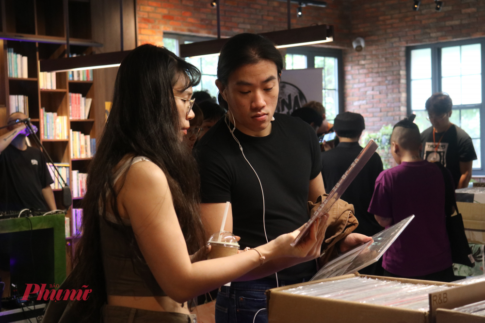 Hội chợ Đĩa Than Sài Gòn (6/12) thu hút sự quan tâm của nhiều bạn trẻ