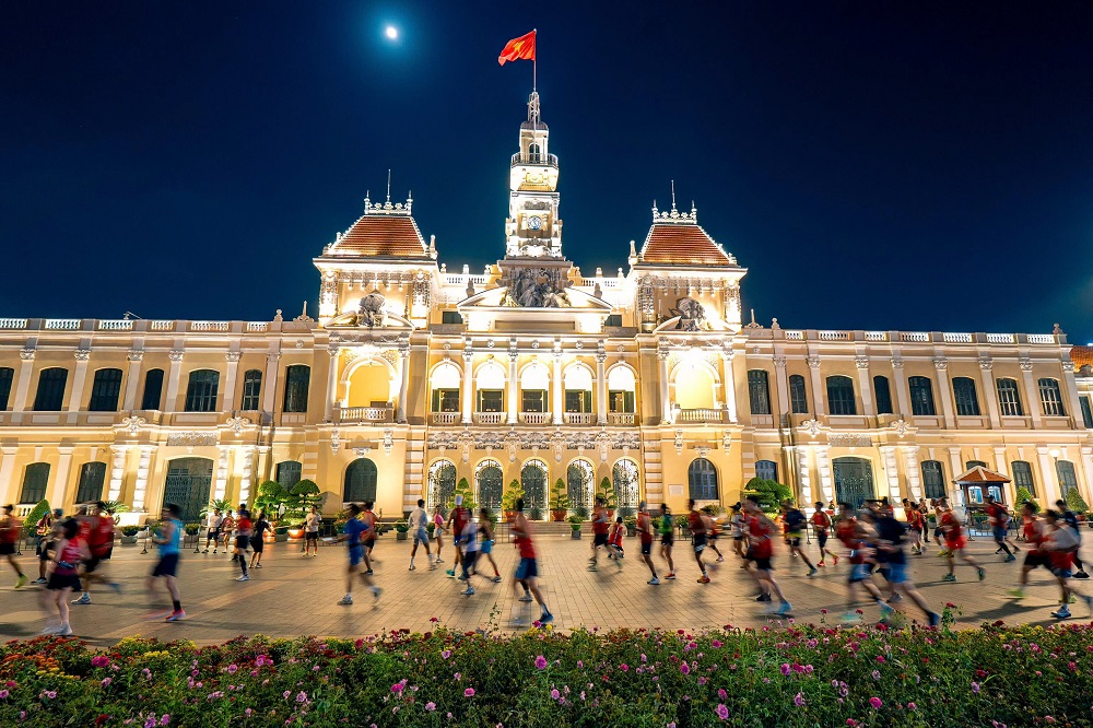 Các vận động viên chạy qua tòa nhà Ủy ban Nhân dân TPHCM. Ảnh: Techcombank