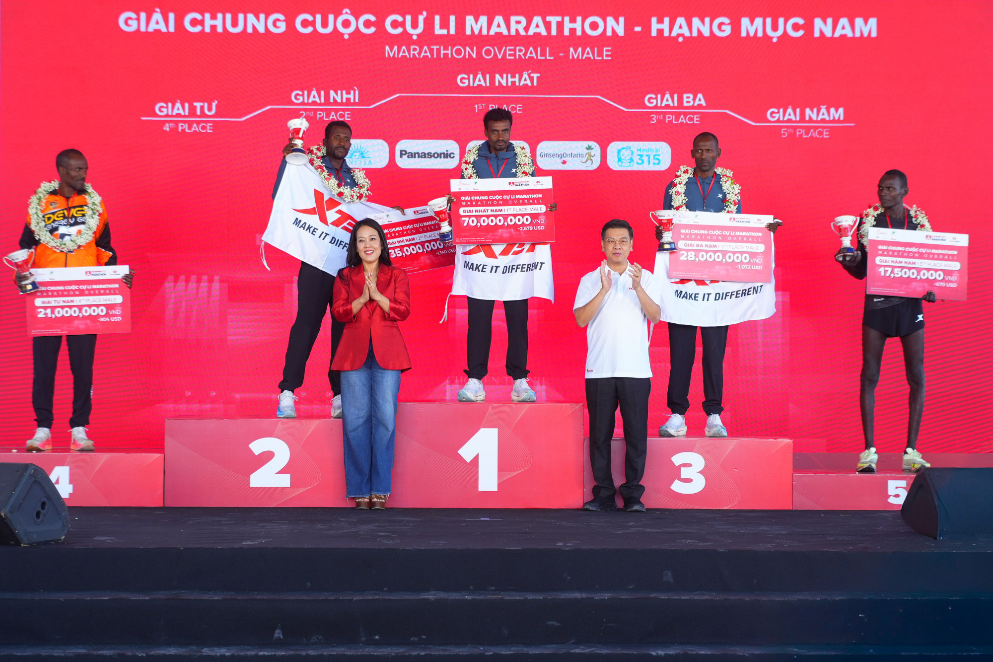 Đại diện Ban tổ chức trao giải thưởng cự ly marathon - Hạng mục nam - Ảnh: Techcombank