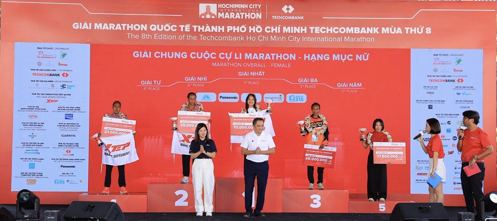 Trao giải thưởng cự ly marathon - Hạng mục nữ - Ảnh: Techcombank
