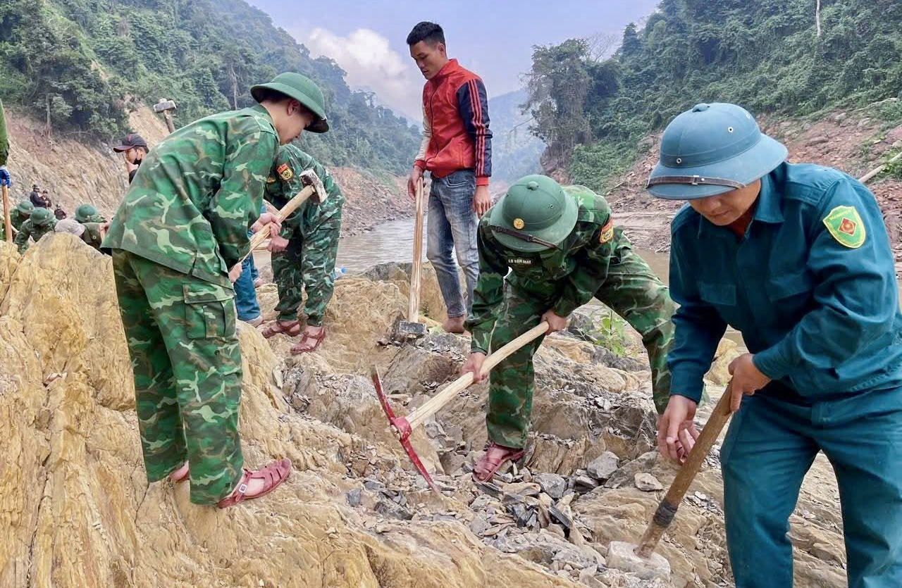 Đồn Biên phòng Mỹ Lý hỗ trợ chính quyền địa phương mở đường - Ảnh: Lê Thạch