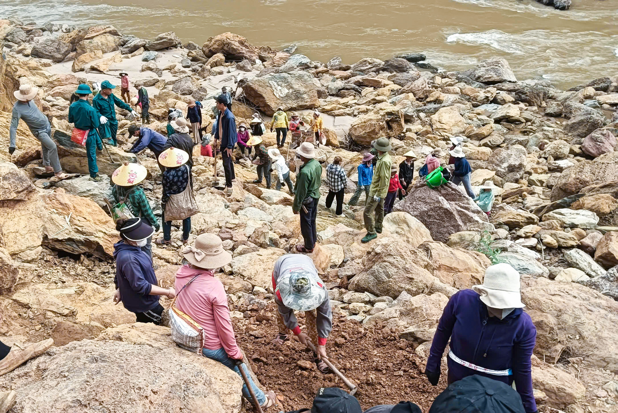 Hàng trăm người cùng tham gia phá đá mở đường vào bản Xốp Dương - Ảnh: Khánh Trung