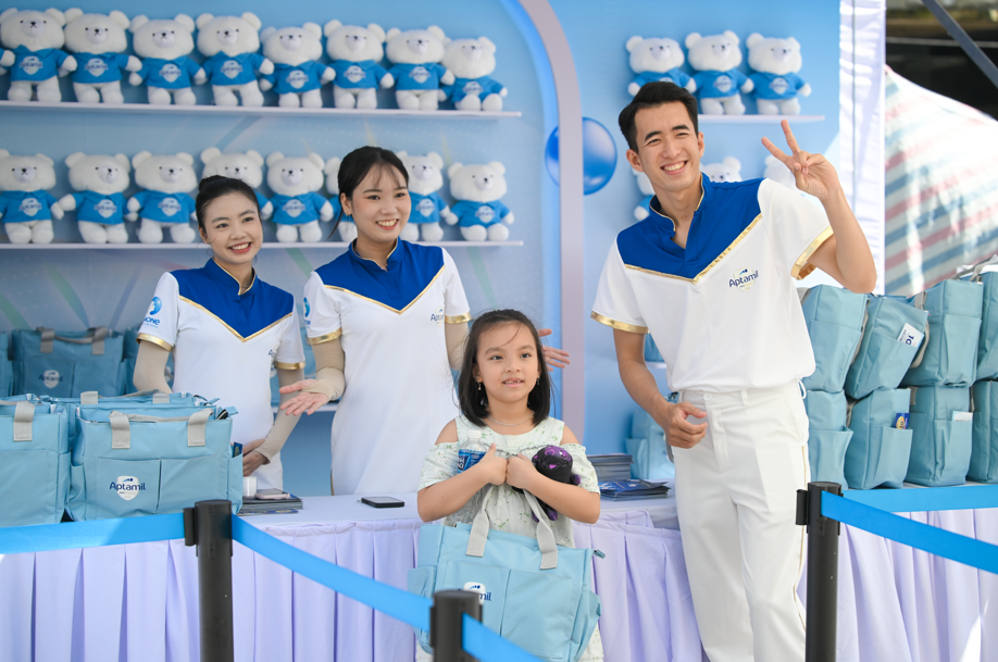 Khi tham gia trải nghiệm tại sự kiện, các gia đình còn có thể nhận về những phần quà hấp dẫn - Ảnh: Aptamil