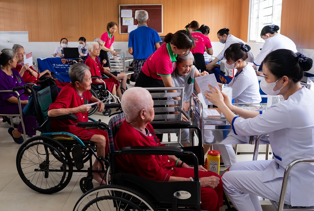 Người lớn tuổi sống trong môi trường đông người cũng nên chủng ngừa sớm - Ảnh: Mộc Thảo