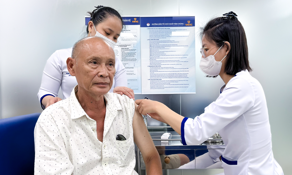 Người lớn tuổi chủ động bảo vệ sức khỏe bằng vắc xin, tránh xa bệnh do não mô cầu - Ảnh: Diệu Thuần