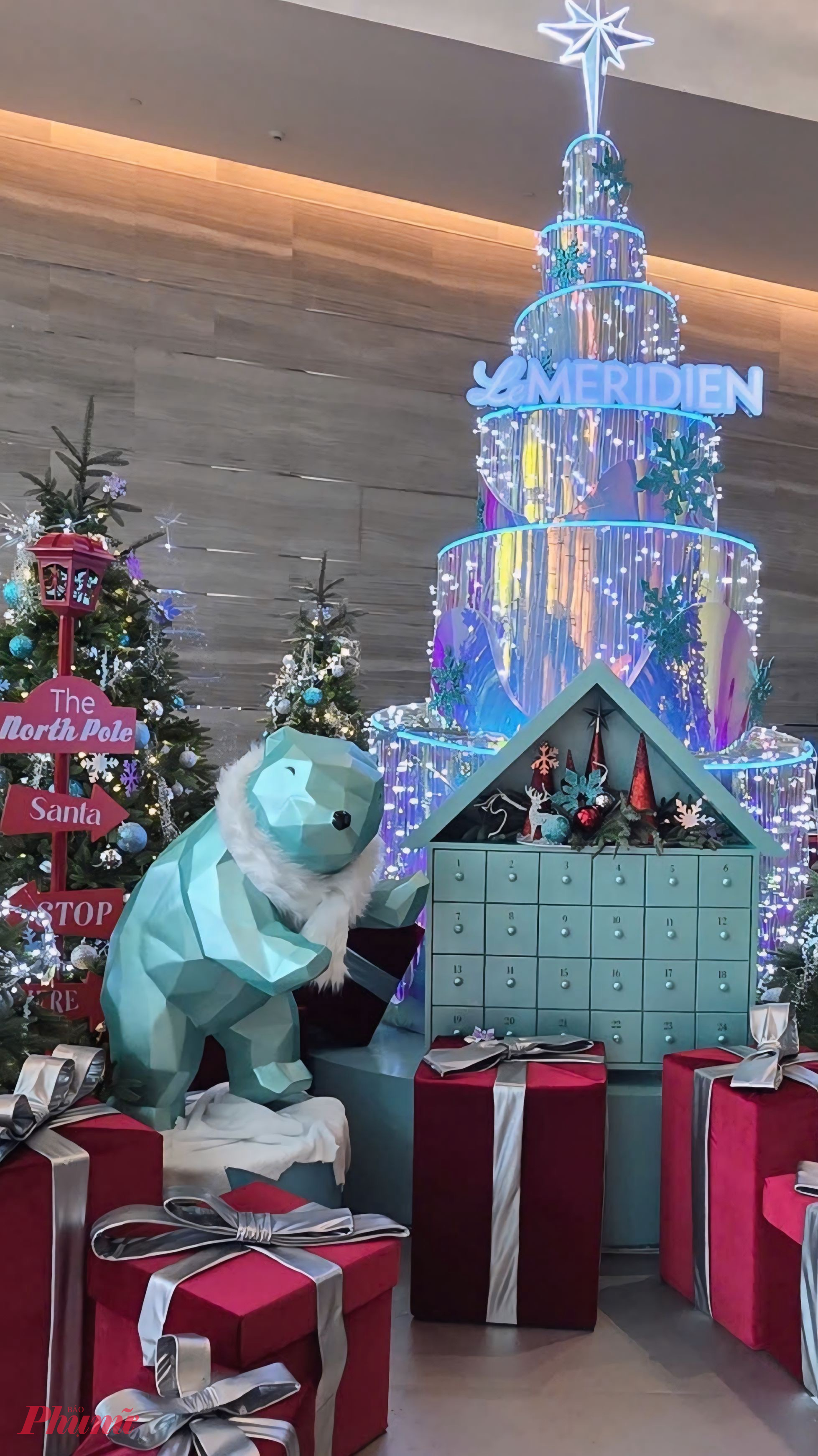 Điểm nhấn ấn tượng nhất là ngôi nhà nhỏ với ngăn tủ đếm ngược đến Giáng sinh. Mỗi ô tủ được đánh số theo từng ngày trong tháng 12, tạo thành trò chơi ''mở quà mỗi ngày'' đầy háo hức. Khách lưu trú có thể mở ngăn tương ứng với ngày mình đến để nhận những phần quà bất ngờ như voucher ẩm thực, đồ uống hay các dịch vụ thư giãn trong khách sạn.