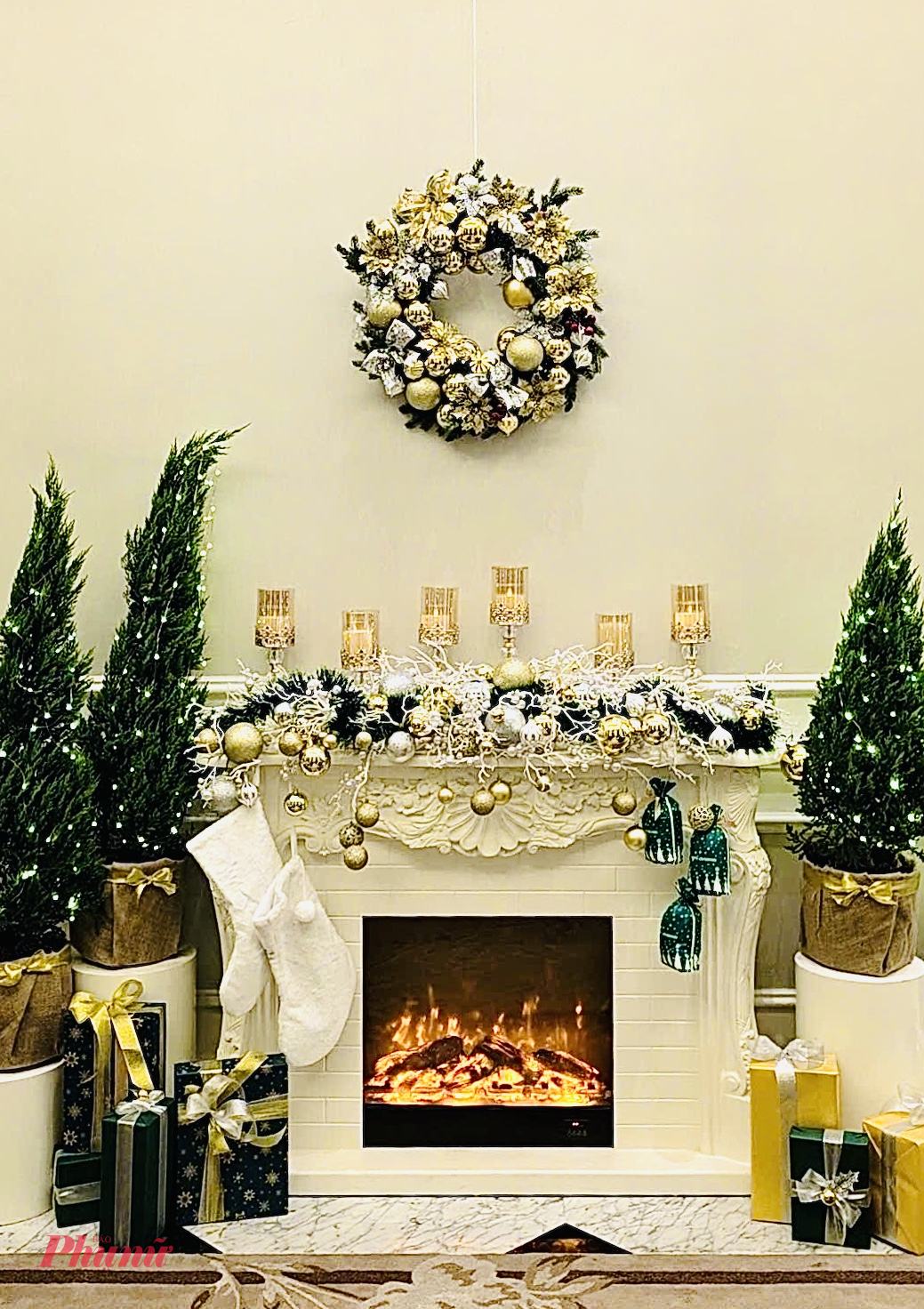 Cầu thang uốn lượn cùng lan can sắt nghệ thuật được quấn đầy hoa và đèn, kết hợp với ánh sáng vàng dịu từ đèn chùm pha lê khiến toàn bộ khách sạn toát lên vẻ đẹp lộng lẫy nhưng vẫn rất thanh lịch. Một góc trang trí mô phỏng lò sưởi kiểu châu Âu với vòng nguyệt quế cầu kỳ, ánh lửa ấm và những món trang trí nhỏ xinh góp phần tạo nên bầu không khí lễ hội ấm cúng. Tất cả hòa quyện để tạo nên một mùa Giáng Sinh đầy sang trọng, tinh xảo và tràn ngập cảm giác ấm áp.