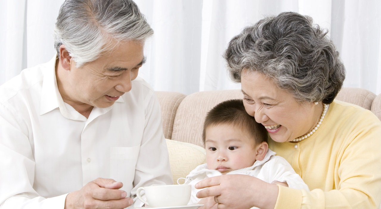 Theo công bố trên tạp chí Geriatrics and Gerontology International, ông bà tham gia chăm cháu có nguy cơ suy yếu, một tình trạng suy giảm thể lực và tinh thần ở tuổi già - thấp hơn rõ rệt so với những người không chăm cháu. - Ảnh minh họa: Canva