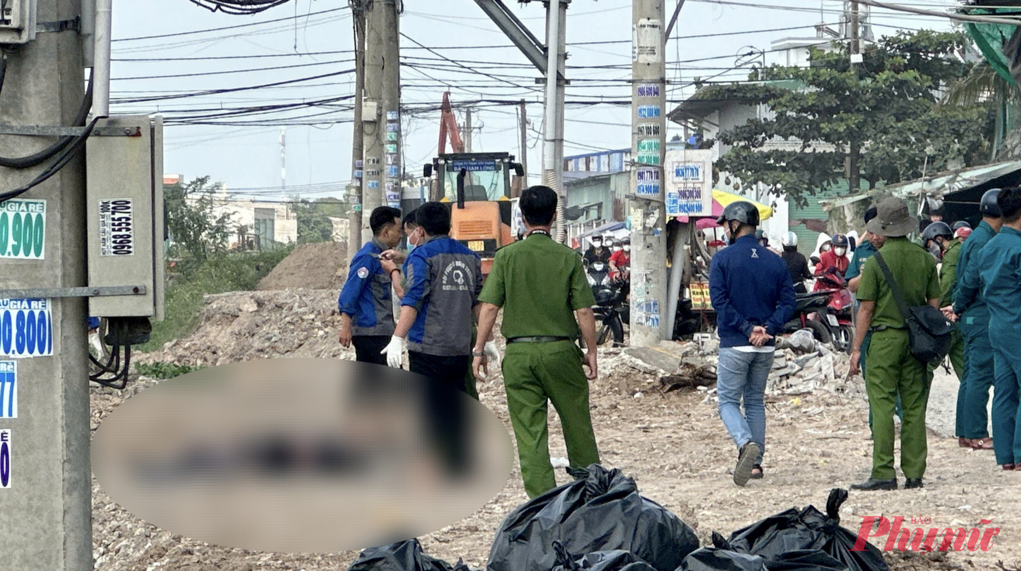 Lực lượng chức năng phong toả hiện trường khám nghiệm làm rõ nguyên nhân vụ việc.