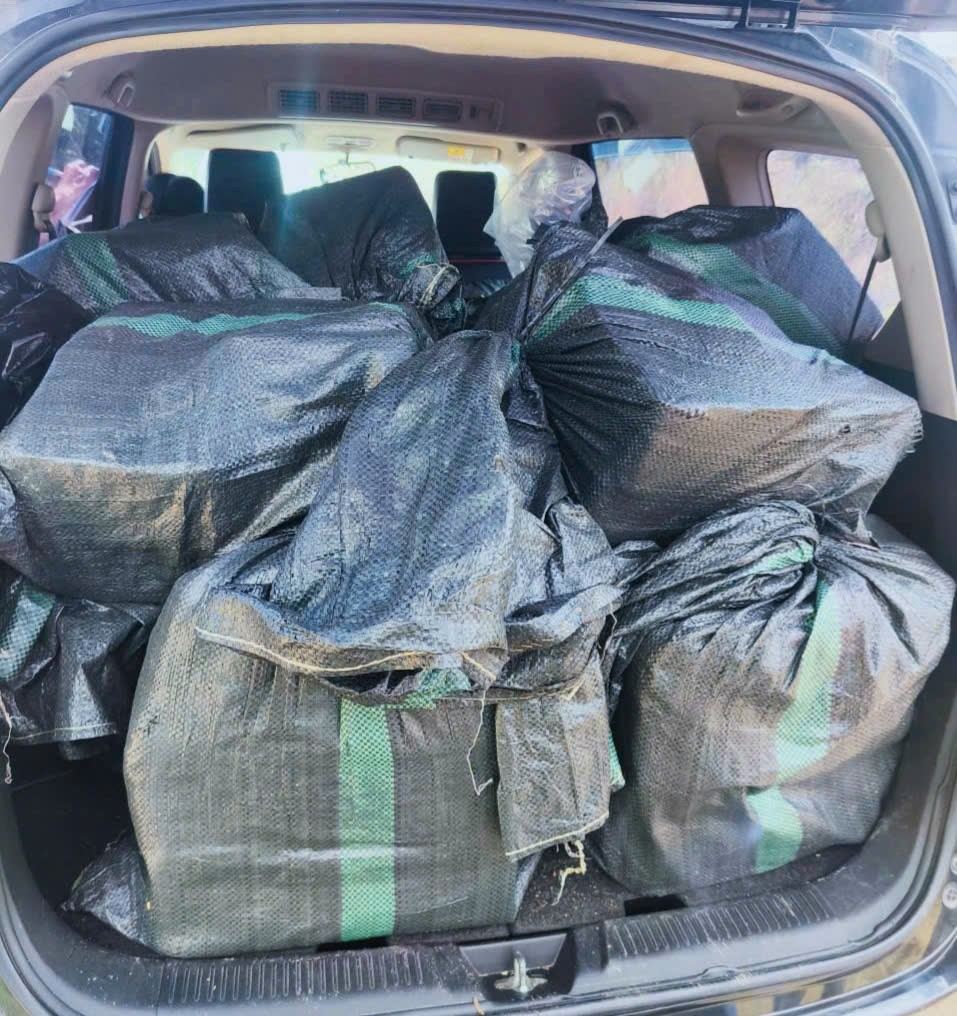 Bên trong ô tô của C thời điểm bị bắt. Ảnh: CA