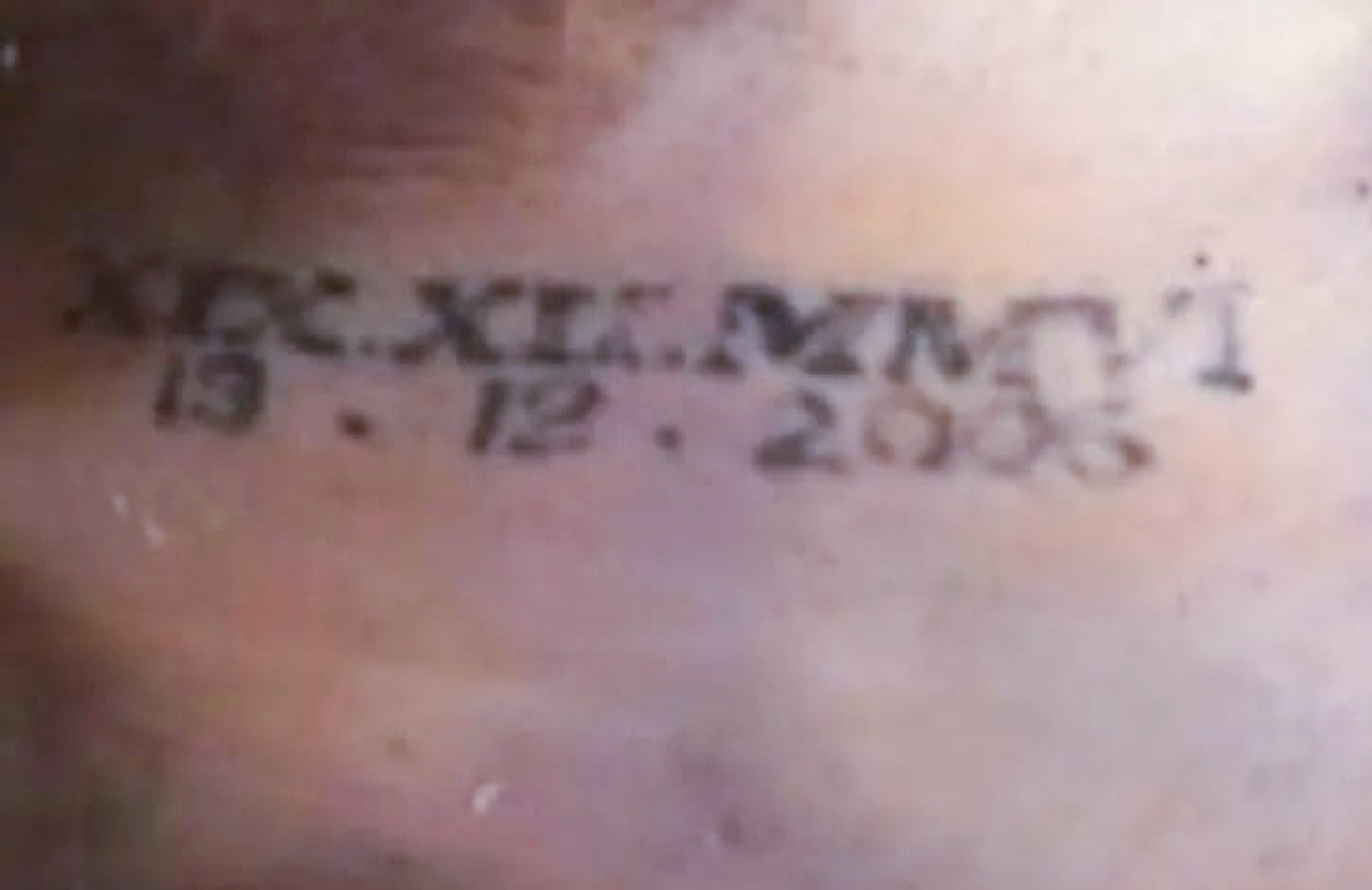 Hình xăm trên cơ thể nạn nhân được phát hiện ở Hưng Yên có ngày sinh trùng khớp với N. - Ảnh: Khánh Trung