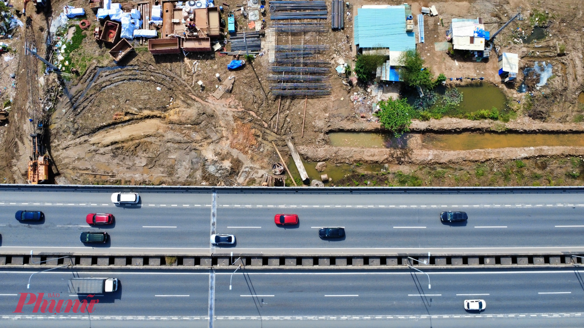 Hiện hàng chục công nhân, cùng các loại thiết bị máy móc đã được huy động để sẵn sàng cho ngày khởi công là 19/12. Đây là một trong nhiều dự án, công trình quy mô lớn, ý nghĩa đăng ký khởi công, khánh thành chào mừng Đại hội đại biểu toàn quốc lần thứ XIV của Đảng ở TPHCM. 