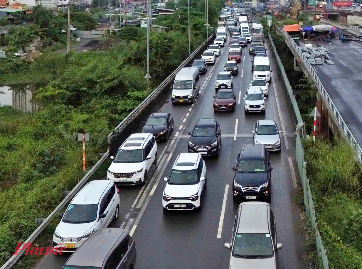 Tình trạng ùn tắc diễn ra như cơm bữa, đặc biệt vào giờ cao điểm, dịp lễ, Tết. Hàng nghìn phương tiện xếp hàng dài, nhích từng chút một, khiến thời gian di chuyển qua đoạn đường ngắn ngủi 3,2 km có khi mất cả tiếng đồng hồ. Điều này không chỉ gây mệt mỏi, bức xúc cho người dân mà còn ảnh hưởng nghiêm trọng đến hoạt động vận tải, logistics của các doanh nghiệp.