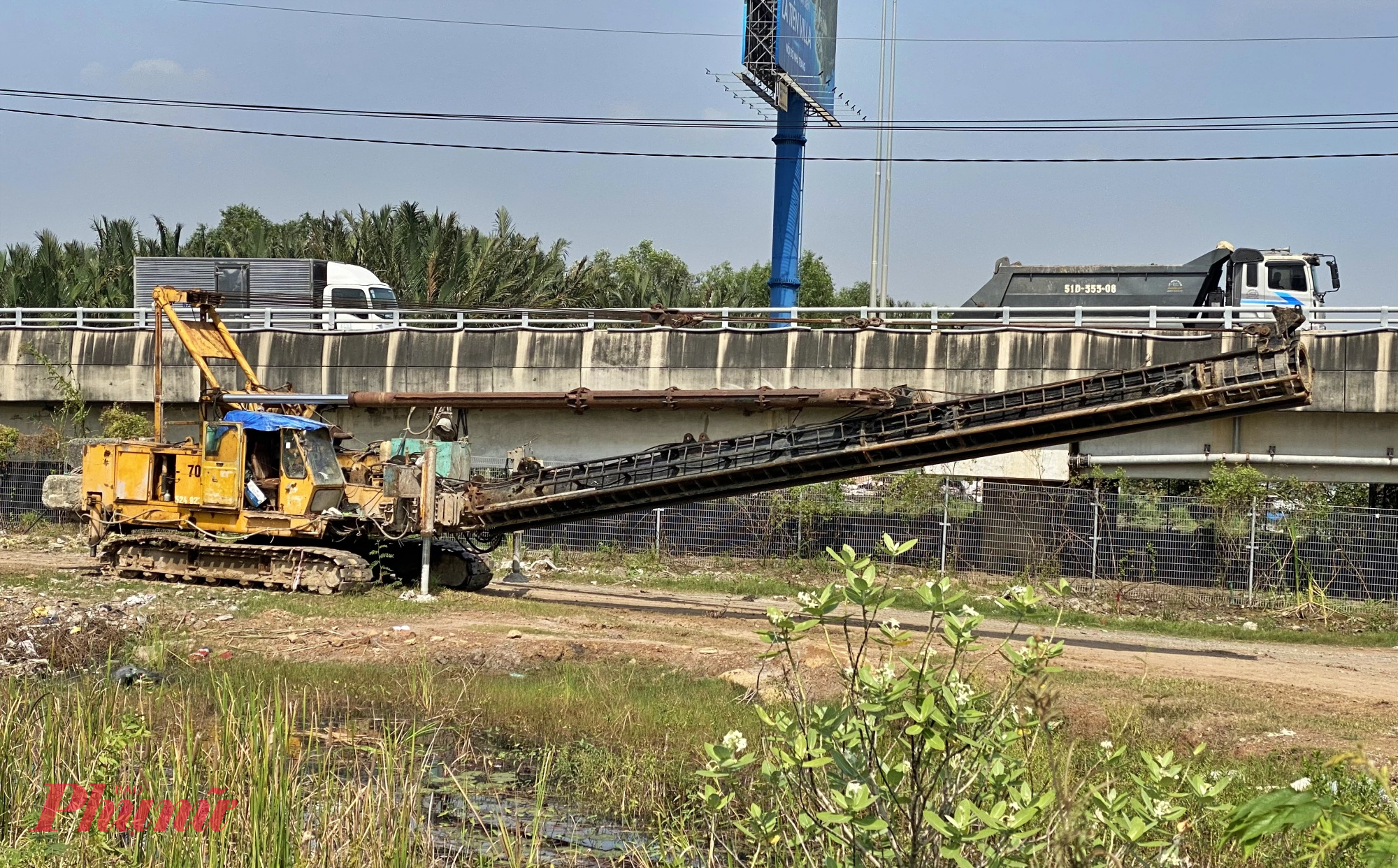 Máy móc chuyên dụng để thi công đường đã được huy động để chuẩn bị khởi công.